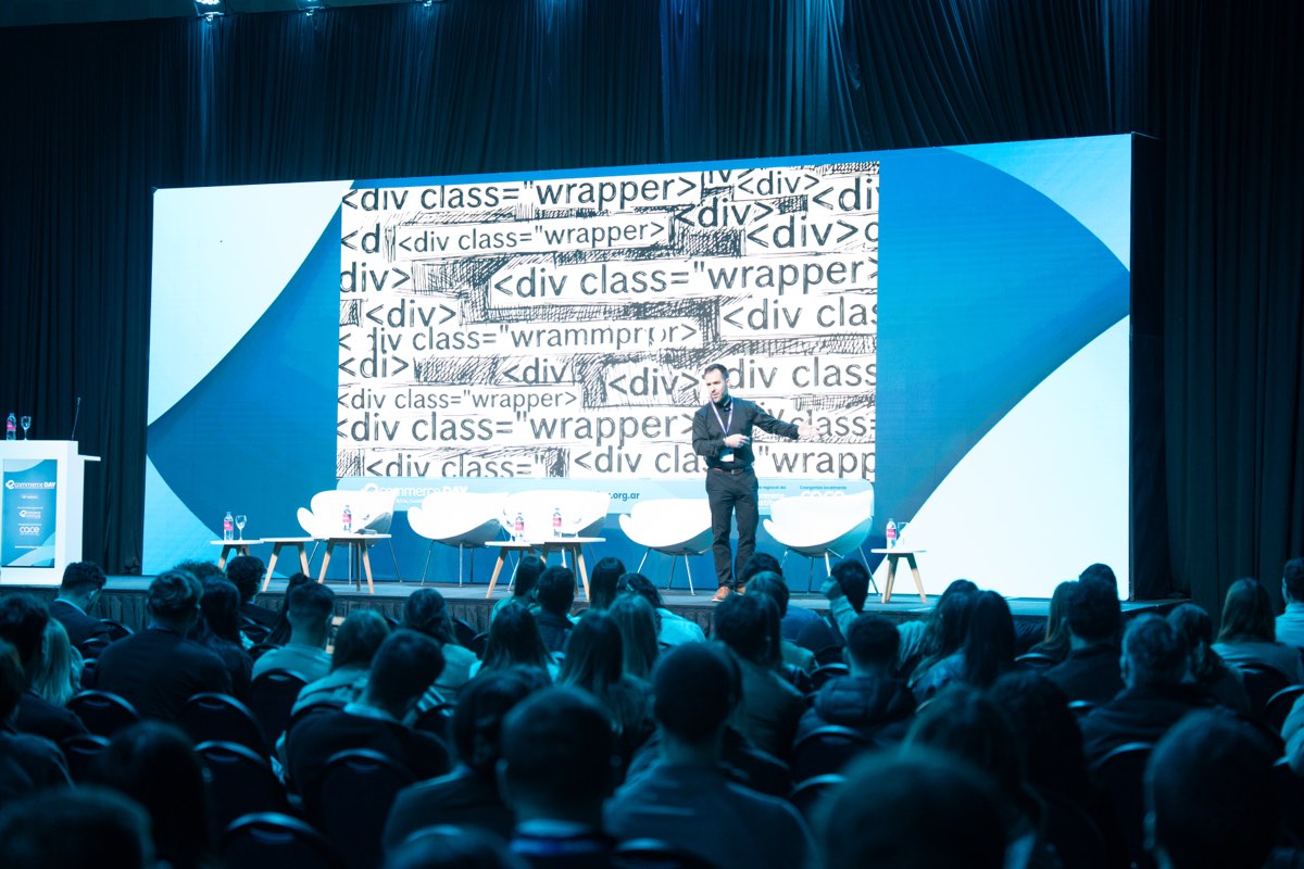 Martín Garay on stage at eCommerce Day Argentina 2026, in front of a slide full of repeated div tags
