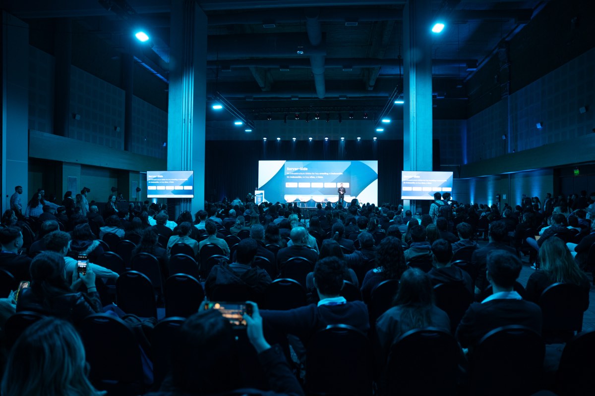 A full room during Martín Garay's talk at eCommerce Day Argentina 2026